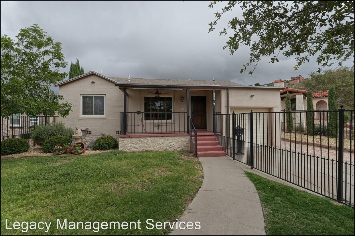 Foto principal - 3 br, 2 bath House - 1101 Moore