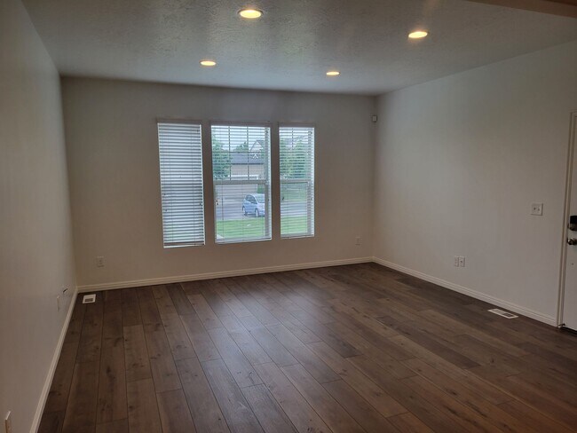 Building Photo - GORGEOUS Townhome!!