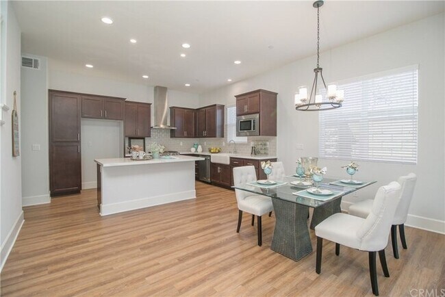 Foto del edificio - Modern Two-Story Home with Private Backyar...