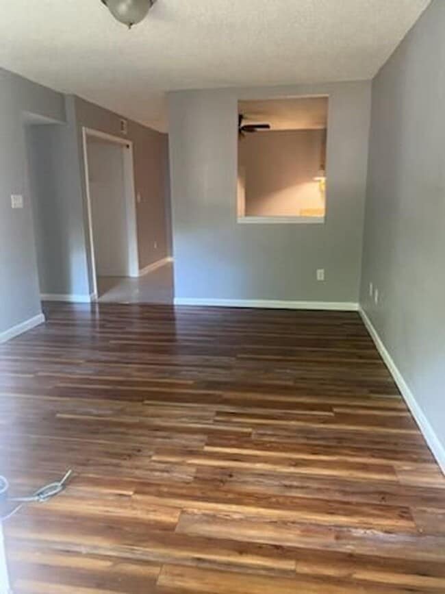 Building Photo - 2 bedroom 1 bath condo