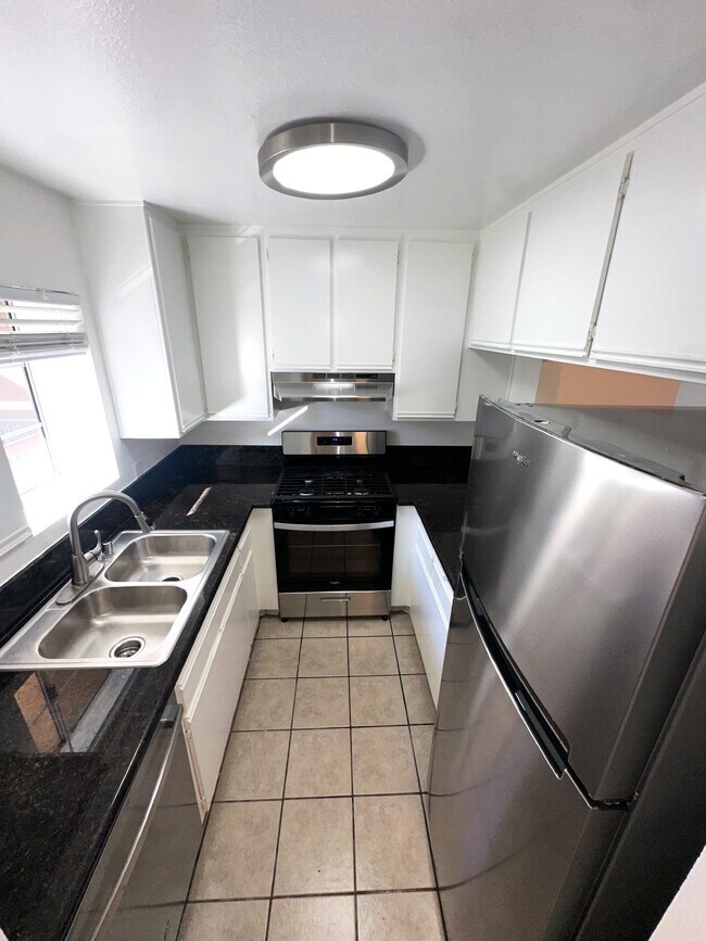 Foto del edificio - 8722 Burton Way