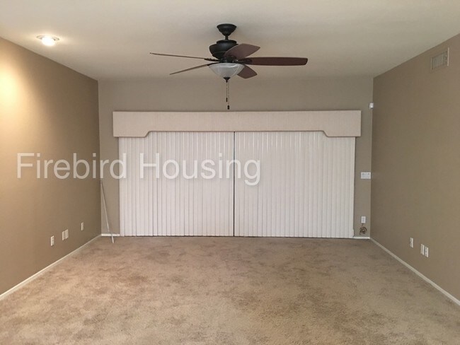 Building Photo - Charming home with golf course view
