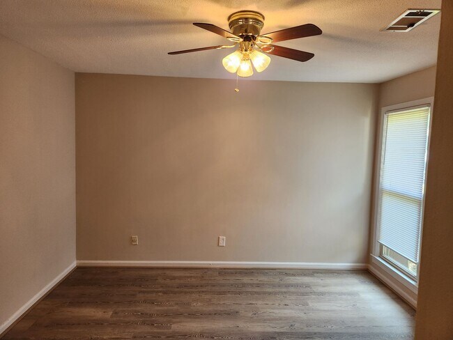Building Photo - 33A / 33B  IL Rental