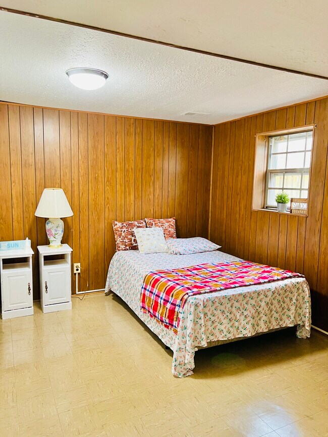 Foto del edificio - 1405 Pleasant Valley Dr