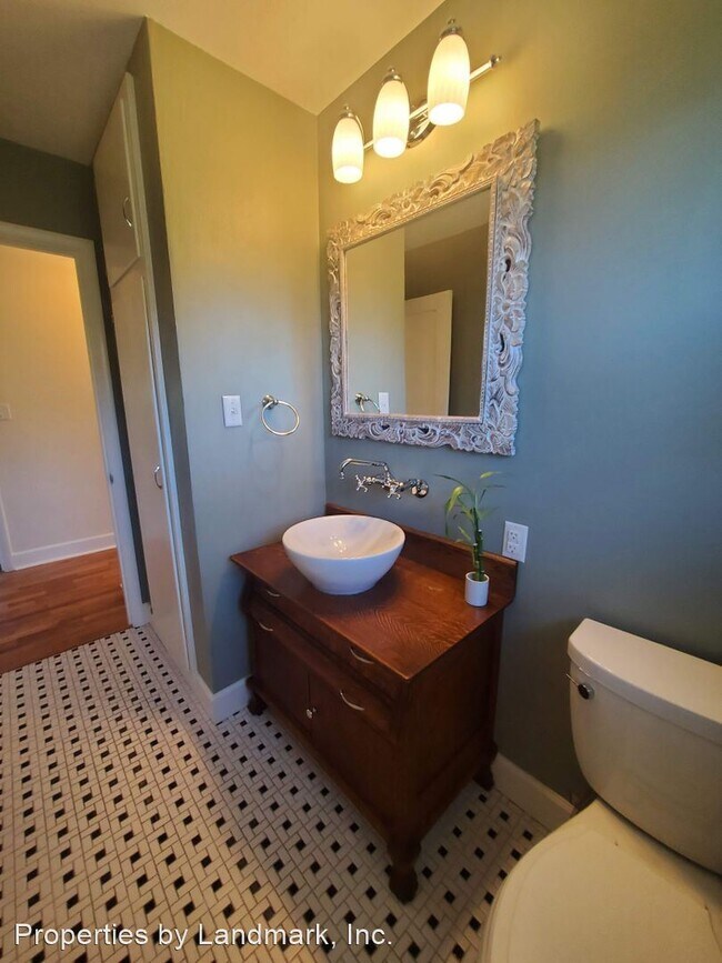Building Photo - 3 br, 2 bath House - 231 W 15th St