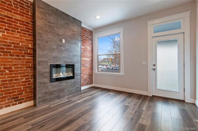 Building Photo - Beautiful Updated Rowhouse/townhome across...