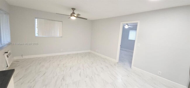 Building Photo - 122 S Lakeside Dr