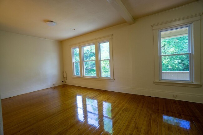 Building Photo - AVAILABLE 8/1/26 - 3 Bedroom with Off-Stre...