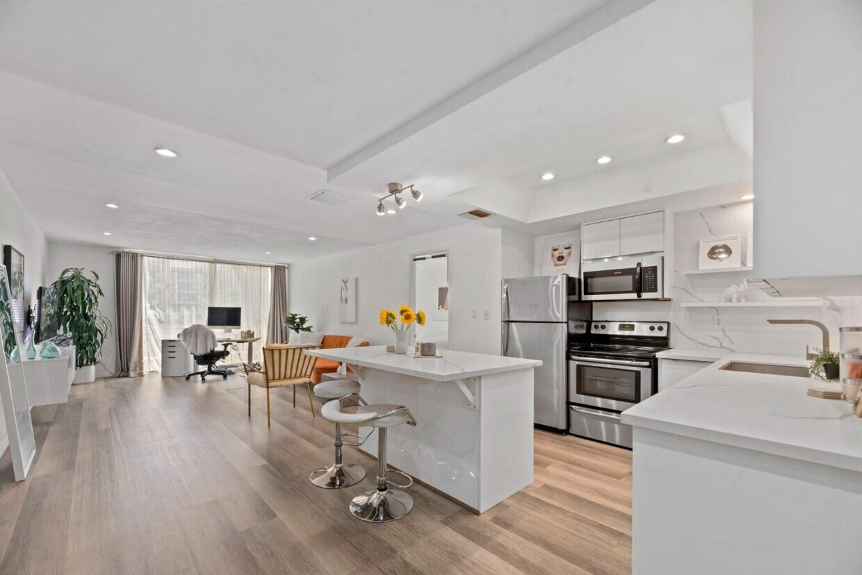 Foto principal - 321 S San Vicente Blvd