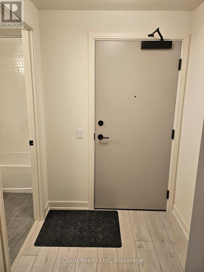 Photo du bâtiment - 8020 Derry Rd