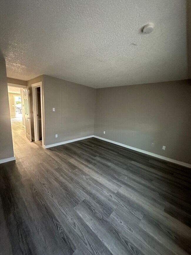Foto del edificio - Downtown Renton ground floor gated condo for rent. Newly remodeled.