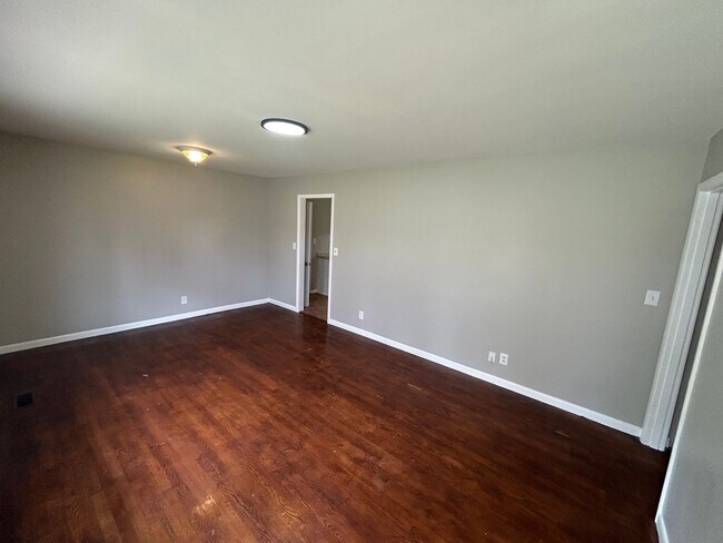 Foto del edificio - 3 Bedroom Brick Home with Hardwood Floors, Garage & Large Backyard