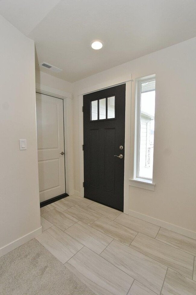 Building Photo - Immaculate Single-Level Home in a Quiet Ne...