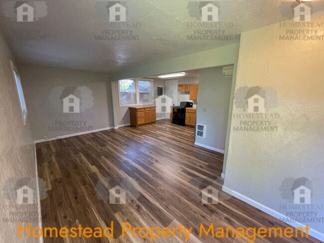 Foto del edificio - Cute as a button! Two blocks from WOU and Historical downtown Monmouth!