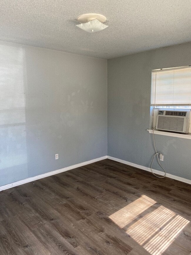 Building Photo - 405 Robertson Ave