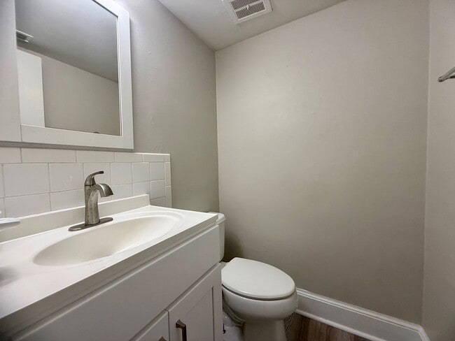 Foto del edificio - Charming 3-Bedroom Townhome with Fenced Yard