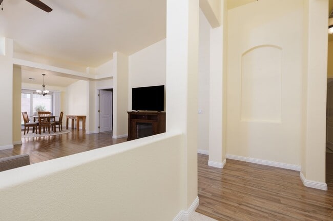 Foto del edificio - Beautiful 2-Bedroom Townhome in Sunset Green!