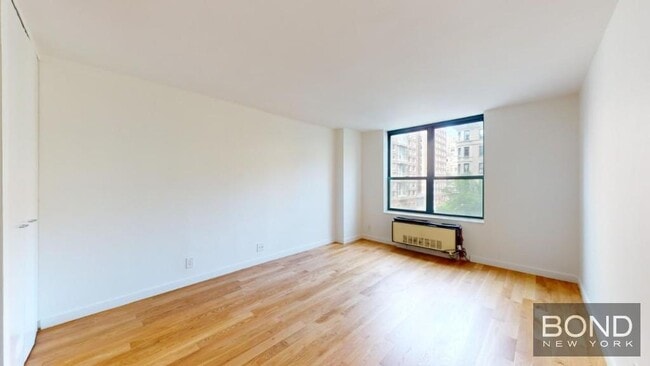 Building Photo - 247 W 87th St