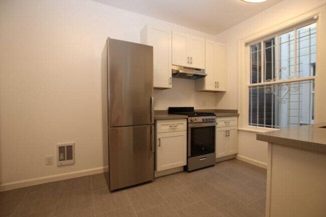 Building Photo - bedroom in San Francisco CA 94117