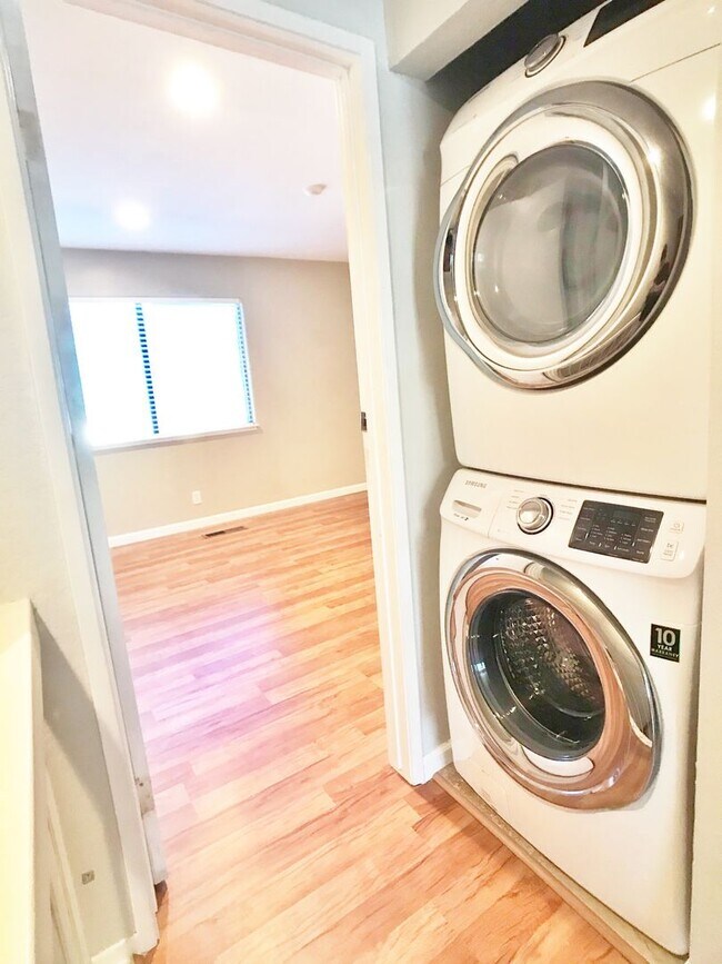 Foto del edificio - Advent - Tranquil Two Bedroom Condo W/ Patio & Two Assigned Parking Spaces!