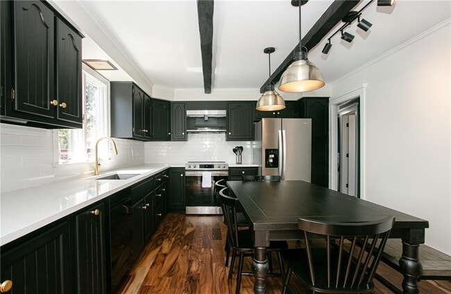 Building Photo - 5 Cherry St