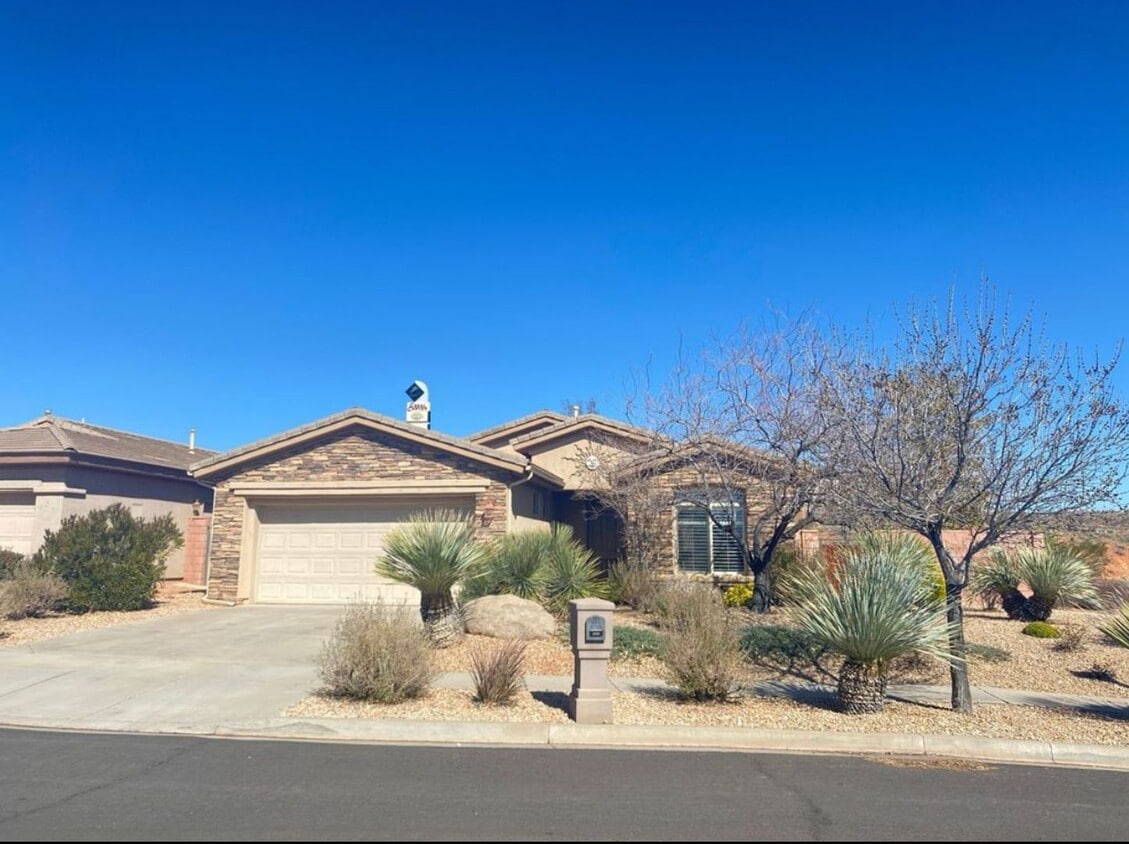 Foto principal - SPACIOUS HOME FOR RENT IN CORAL CANYON