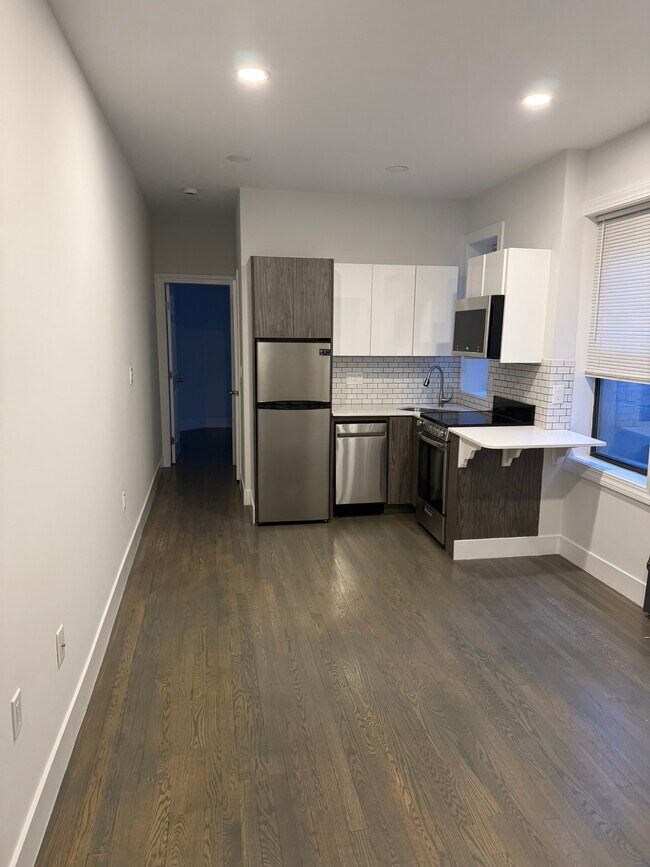 Building Photo - 24 Phillips St