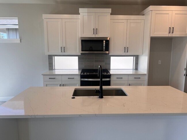 Foto del edificio - Newer Construction 3 Bedroom + Bonus Room ...