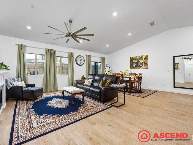Building Photo - Beautiful 3 Bed, 3 Bath Home with Solar In...