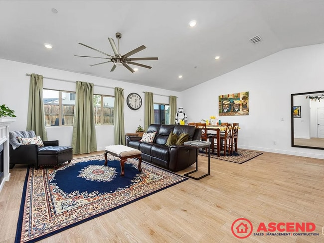Foto del edificio - Beautiful 3 Bed, 3 Bath Home with Solar In...