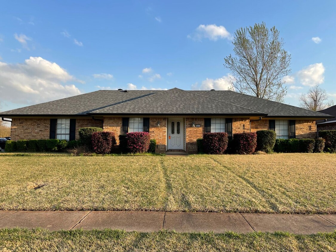 Primary Photo - 4 BEDROOM GREENACRES BEAUTY!