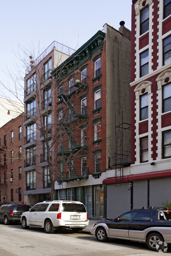 Building Photo - 645 E 11th St