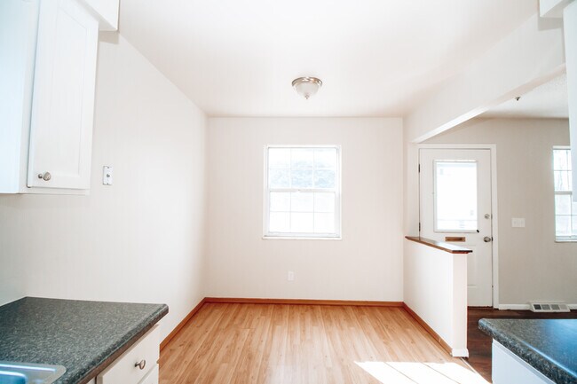 Building Photo - 653 Williamsville Ave