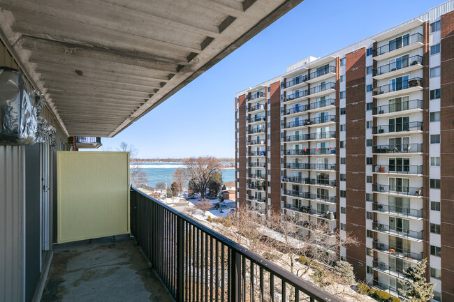 Building Photo - Shoreline Towers