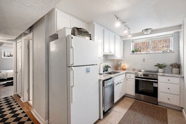 Foto del edificio - 2 Bedroom, 1 Bath Garden Level Unit in Park Hill