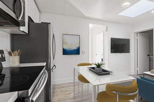 Building Photo - 850 N Van Ness Ave