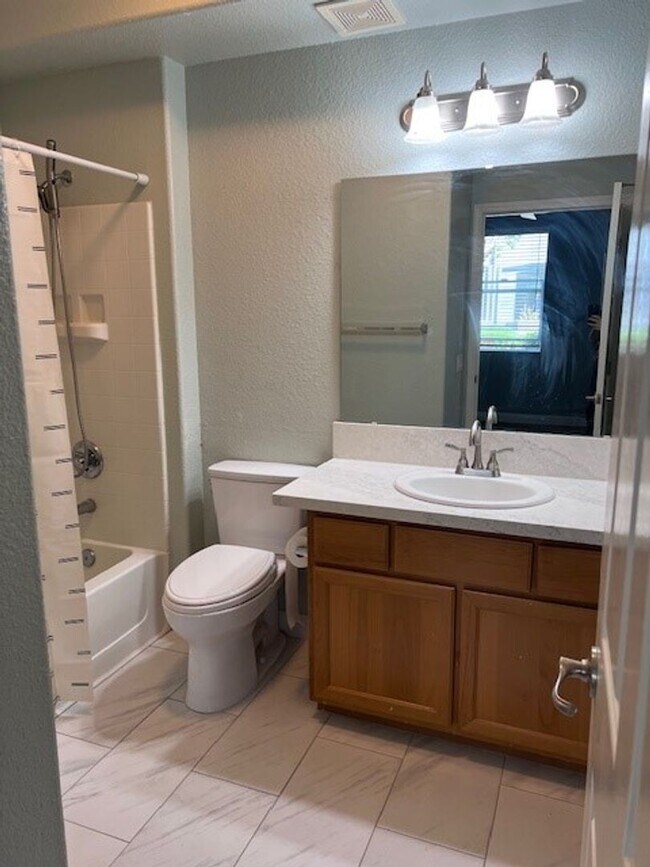 Foto del edificio - Beautifully updated condo in gated community. Sparkling pool. Stainless steel appliances and lami...
