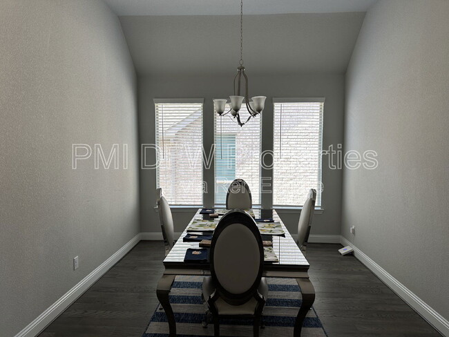 Building Photo - 2222 McMullin Dr