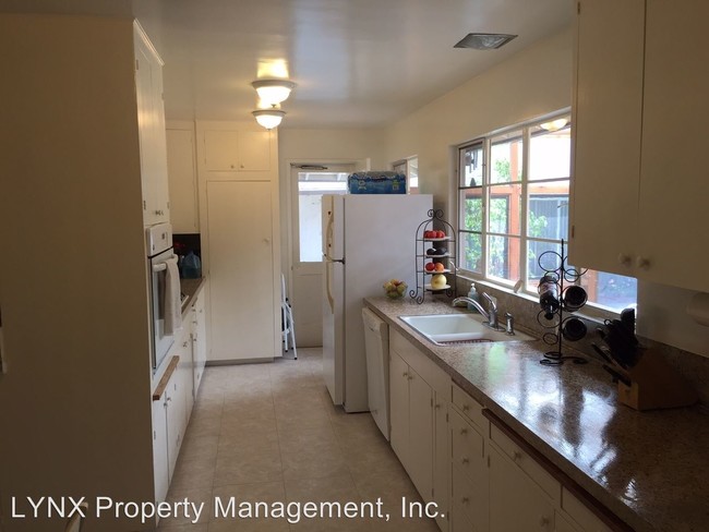 Building Photo - 2 br, 1.5 bath Apartment - 3072 Calle Fresno