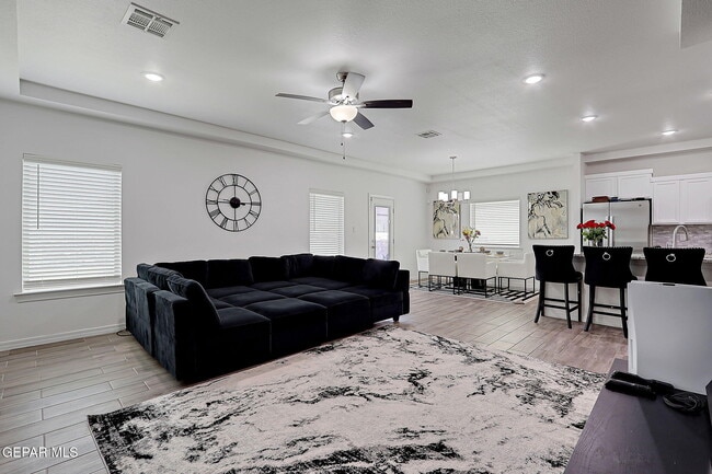 Foto del edificio - 12816 Linstead Ave