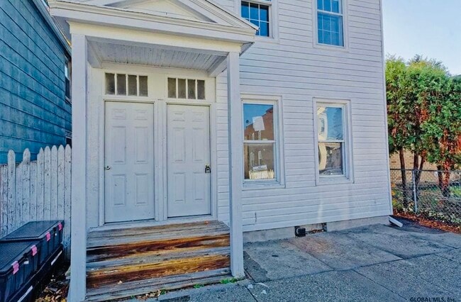 Building Photo - 1324 5th Ave