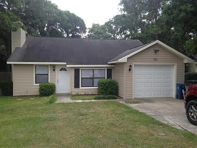 Building Photo - 749 Mosswood Ln