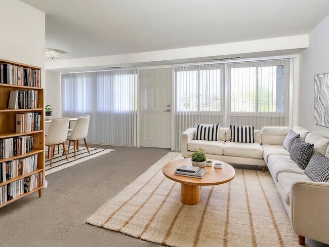 2HAB, 1BA - Lockwood