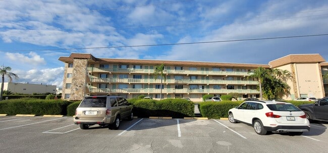 Foto del edificio - 300 Village Green Cir S