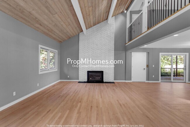 Foto del edificio - Spacious Lake Oswego Beauty - Six Bedroom Home - Updated Landscaping!