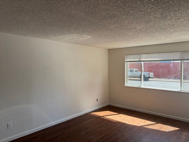 Foto del edificio - Three-Bedroom home with large backyard