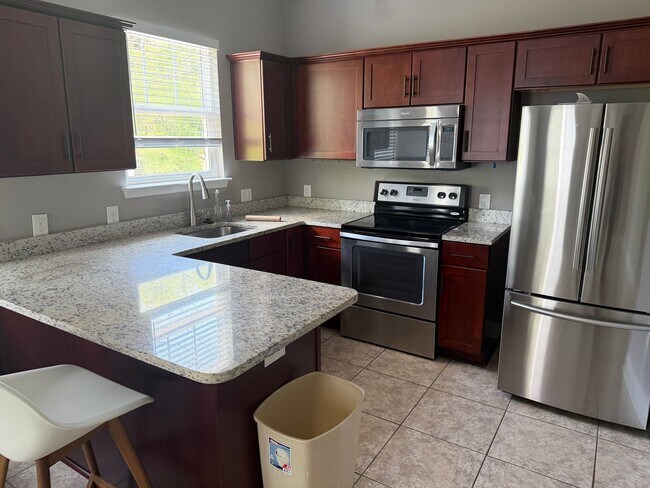 Foto del edificio - 1/1 APARTMENT BY DOAK CAMPBELL WITH SMALL YARD