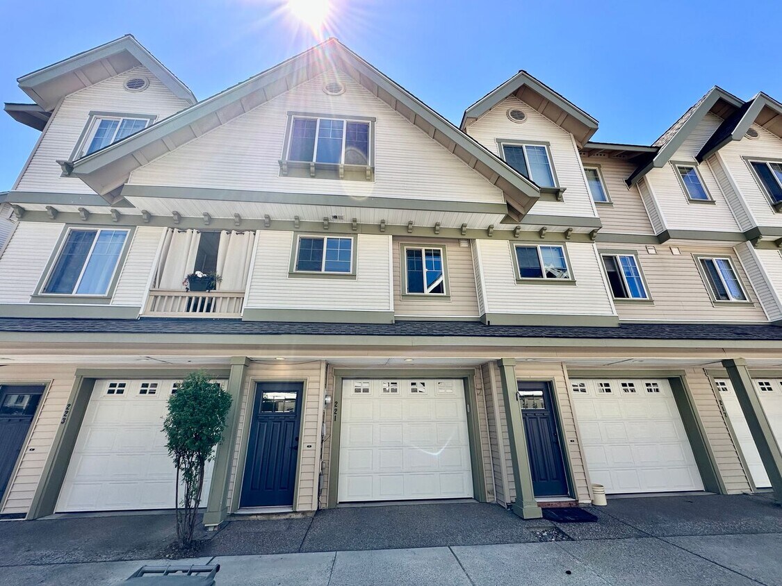 Foto principal - Spacious 2 Bedroom Sagebrook Townhome