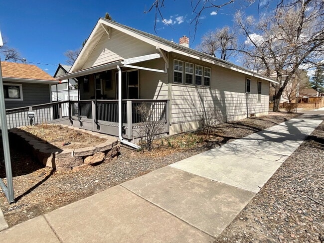 Foto del edificio - Charming 2-Bedroom Corner Lot Home with Be...