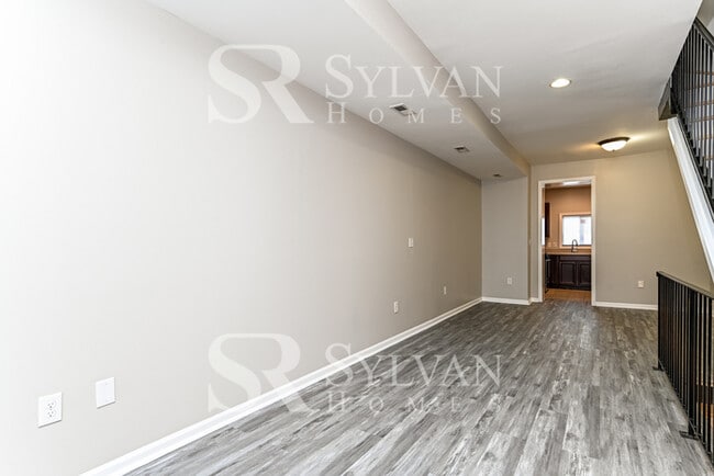 Building Photo - Charming & Modern 3 BR, 2 BA Townhome